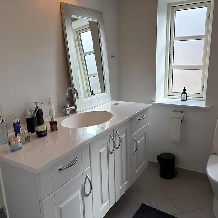 Charming, Newly Renovated Large Family Townhouse Ferienhaus
